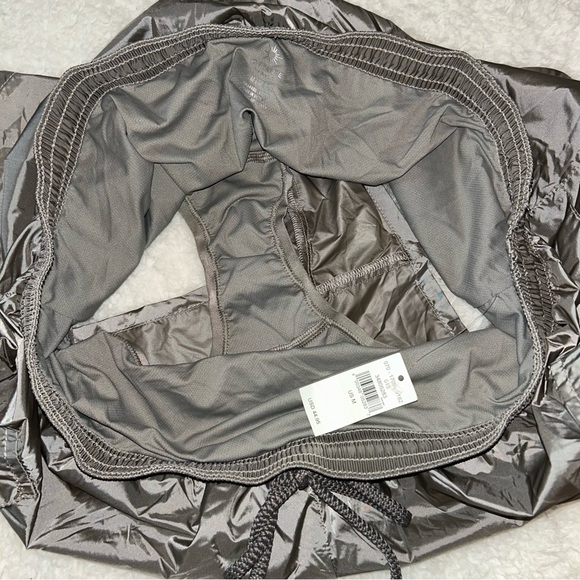 Aerie Offline Metallic Pocket Windbreaker Shorts Medium NWT - Picture 3 of 4